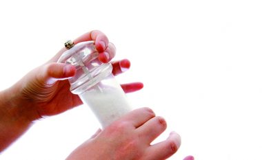 Gjashtë situata në të cilat duhet patjetër të shtoni marrjen e kripës, sepse mund t’jua shpëtojë jetën