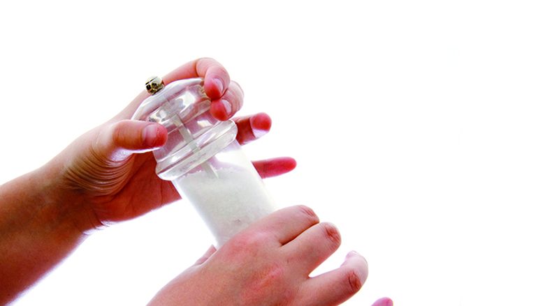 Gjashtë situata në të cilat duhet patjetër të shtoni marrjen e kripës, sepse mund t’jua shpëtojë jetën
