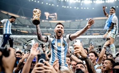 Gjashtë fanella të kapitenit të Argjentinës, Leo Messi nga Kupa e Botës 2022 shiten së bashku për 7 milionë euro