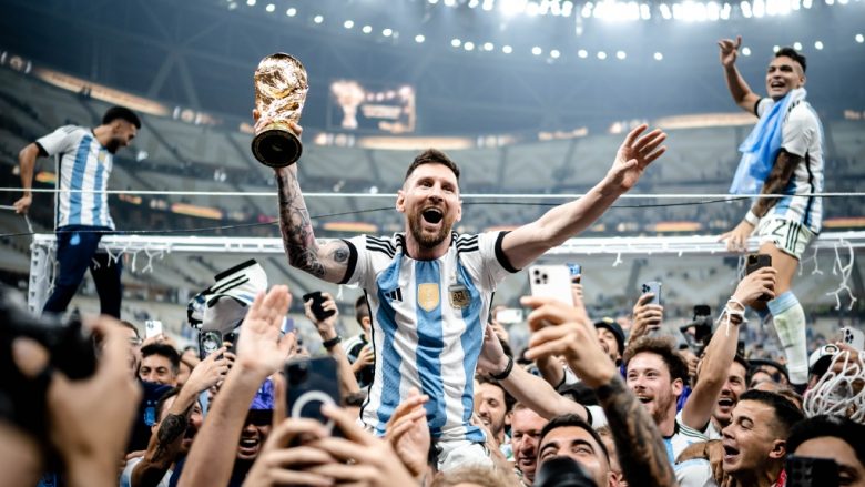 Gjashtë fanella të kapitenit të Argjentinës, Leo Messi nga Kupa e Botës 2022 shiten së bashku për 7 milionë euro