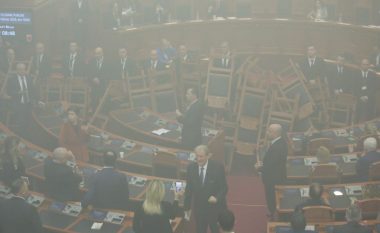 Kaosi në Kuvendin e Shqipërisë, PS kërkon përjashtimin e shtatë deputetëve të tjerë të opozitës