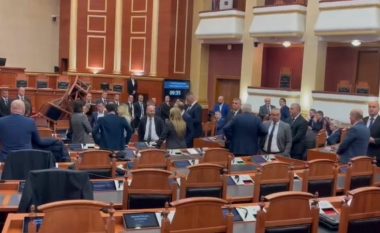 Sali Berisha përjashtohet për 10 ditë nga Kuvendi, bashkë me pesë deputetë të tjerë