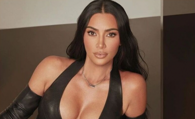 Kim Kardashian ndan fotografi me bikini të zeza nga marka e saj SKIMS
