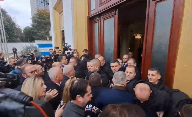 Tension në hyrje të Kuvendit të Shqipërisë, deputetët e përjashtuar të opozitës përplasen me punonjësit e Gardës