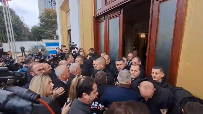 Tension në hyrje të Kuvendit të Shqipërisë, deputetët e përjashtuar të opozitës përplasen me punonjësit e Gardës