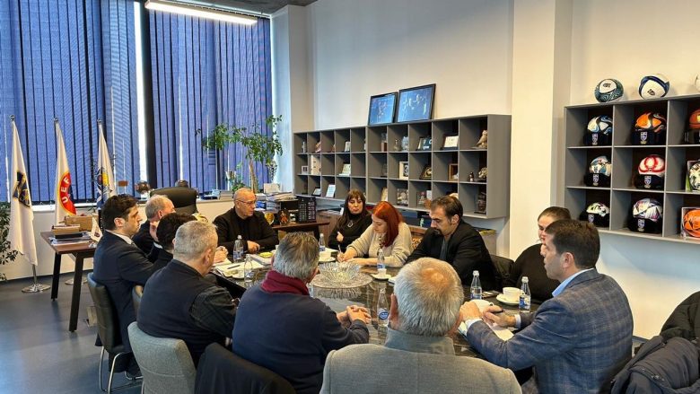 Deputet e Kuvendit të Kosovës vizitojnë FFK-në, diskutohet për Ligjin e Sponsorizimit