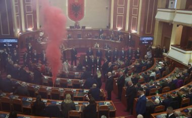 Përplasja e deputetëve me Gardën dhe kaosi në seancën plenare, çfarë ndodhi sot në Kuvendin e Shqipërisë