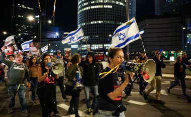 Protesta në Tel Aviv pasi ushtria izraelite vrau gabimisht pengjet