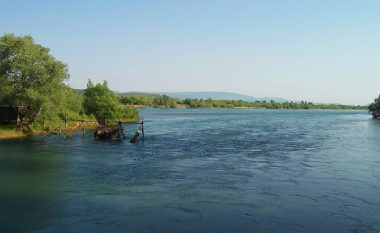Derisa po peshkonte, 65-vjeçari nga Mitrovica bie aksidentalisht në lumin Buna