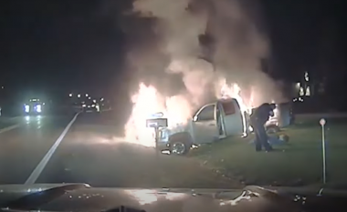 Oficeri amerikan nxori heroikisht një të moshuar e cila mbeti e bllokuar në një makinë të përfshirë nga zjarri