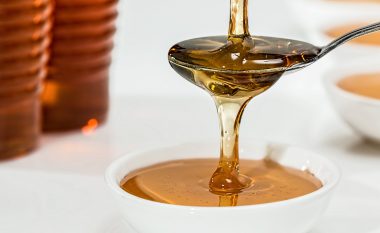 Ndikimi i mjaltit në menaxhimin e kolesterolit dhe sheqerit në gjak