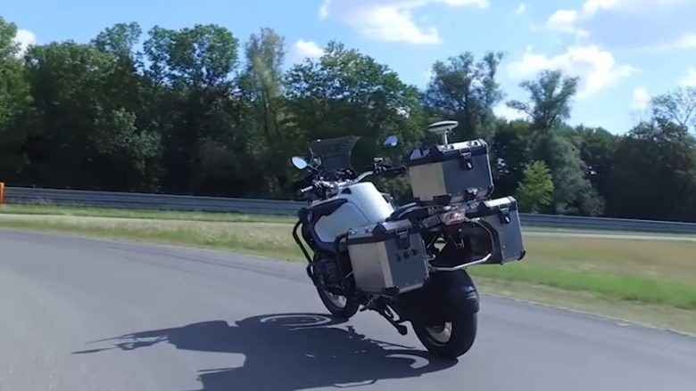 BMW prezanton një motoçikletë që mund të lëviz vetë-vetiu, por nuk do të mund ta blini