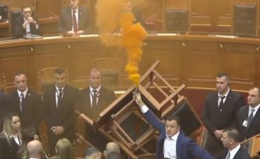 Tension në Kuvendin e Shqipërisë, opozita vazhdon me skenarin e përmbysjes së karrigeve dhe hedhjes së tymueseve