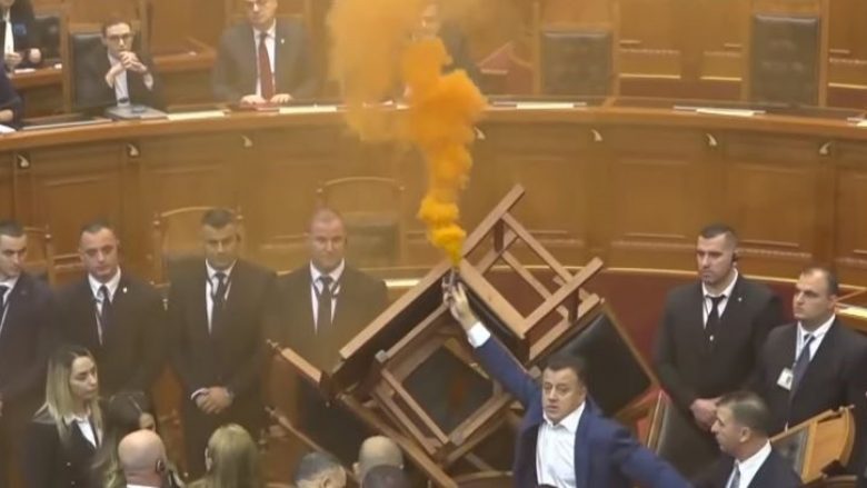 Tension në Kuvendin e Shqipërisë, opozita vazhdon me skenarin e përmbysjes së karrigeve dhe hedhjes së tymueseve