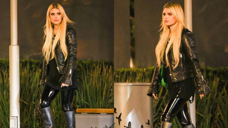 Jessica Simpson duket elegante me një veshje të zezë prej lëkure, teksa del për blerje Krishtlindjesh