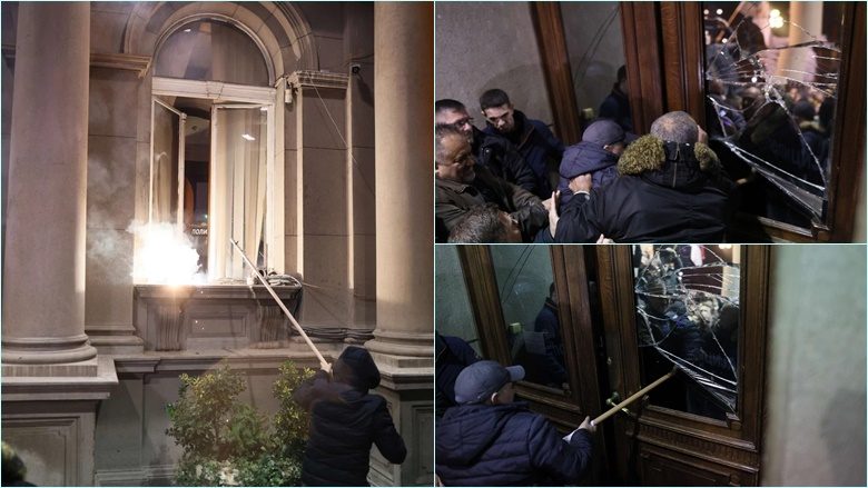 Tensione para Kuvendit në Beograd të Serbisë, protestuesit thyejnë xhamat e dyerve dhe dritareve të ndërtesës – deklarohet edhe Vuçiq