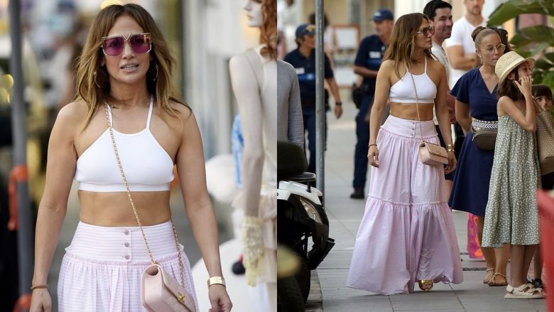 Jennifer Lopez shfaq barkun e saj të tonifikuar, me një veshje simpatike në St. Barts