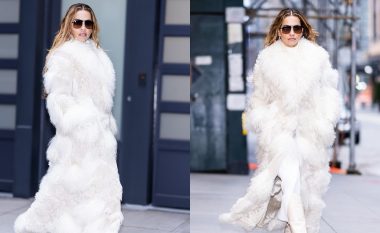 Rita Ora duket magjepsëse me pallto të bardhë leshi, teksa po shkon në provë të Vitit të Ri për “Rockin’ Eve” në New York