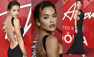 Rita Ora modelon me një fustan të zi me thumba argjendi në shpinë, për British Fashion Awards 2023