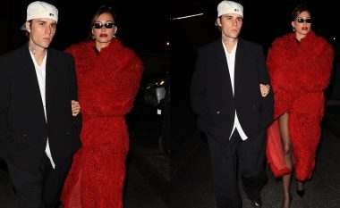 Hailey Bieber shkëlqen me një pallto të kuqe, teksa bashkohet me bashkëshortin Justin për një mbrëmje