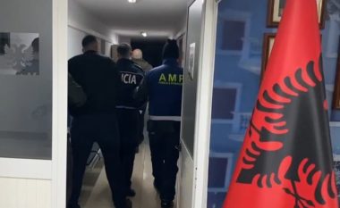Arrestohen në flagrancë dy punonjës policie në Rinas, i morën ryshfet udhëtares