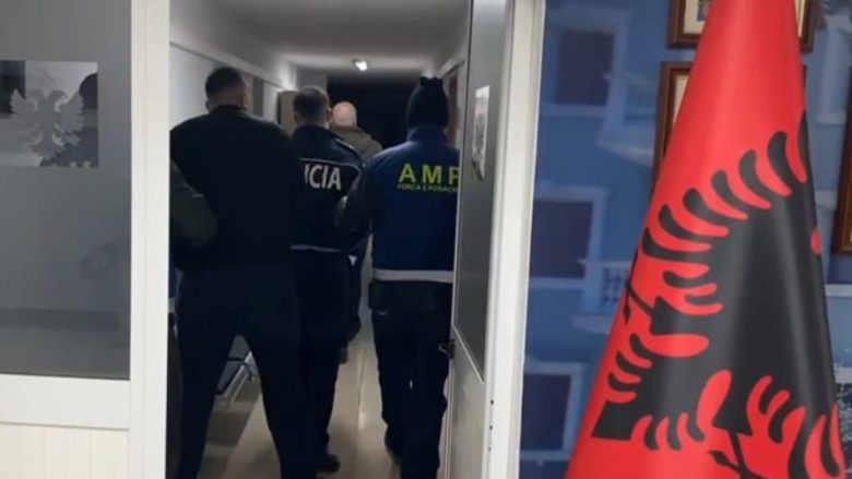 Arrestohen në flagrancë dy punonjës policie në Rinas, i morën ryshfet udhëtares