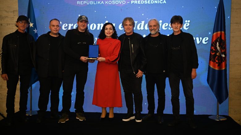 Presidentja Vjosa Osmani dekoron rock-grupet legjendare të Kosovës