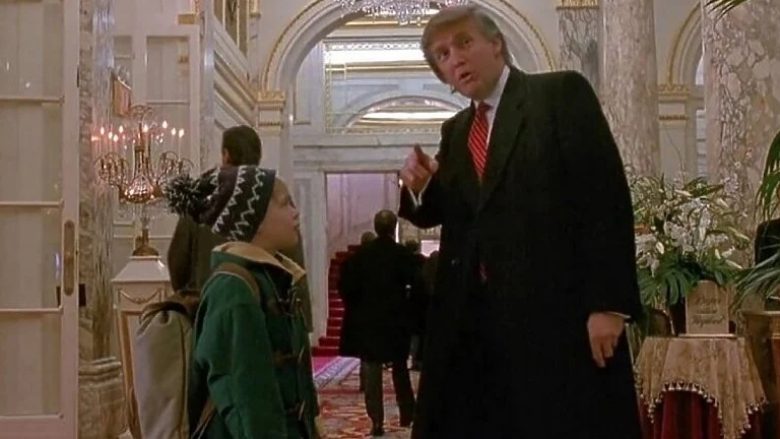 Regjisori i “Home Alone 2” thotë se Donald Trumpi ua vendosi si kusht që ta merrnin në film, nëse donin të xhironin në hotelin e tij