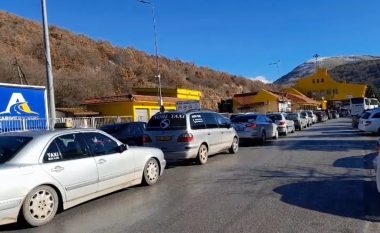 Festat kthejnë emigrantët në Shqipëri, fluks në pikën e kalimit kufitar të Kapshticës