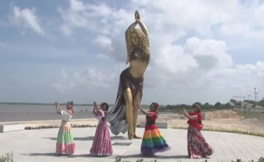 Statuja e madhe e Shakirës u zbulua në qytetin e saj të lindjes Barranquilla