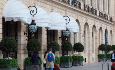 Mysafirja dyshoi se u vodh nga stafi i hotelit në Paris, unaza e zhdukur prej diamanti u gjet në një vend shumë të pazakontë
