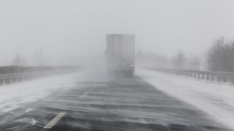 LAMM: Për shkak të reshjeve të borës ndalohet qarkullimi i automjeteve të rënda në rrugën Manastir-Resnje