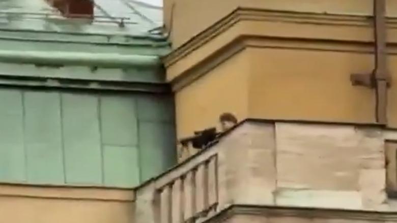“Hej, ja ku jam, qëllo këtu!”, gazetari çek konsiderohet “hero” pasi u mundua të shpërqendrojë sulmuesin në Pragë