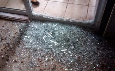 Raportohet për vjedhje në zyrat e UNMIK-ut në veri, policia: I kemi gjetur dritaret e thyera