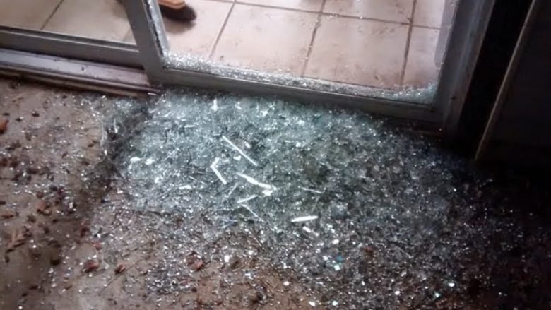 Raportohet për vjedhje në zyrat e UNMIK-ut në veri, policia: I kemi gjetur dritaret e thyera