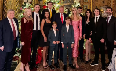Familja Trump publikon fotografinë familjare të Krishtlindjeve, por në të befasishëm mungon Melania