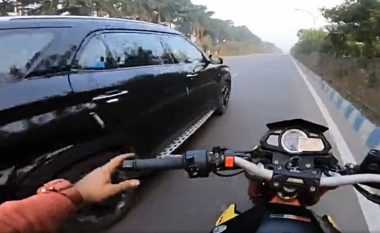 Motoçiklisti i bërtiti shoferit që papritur e ngadalësoi shpejtësinë, më pas e kuptoi gabimin e tij në rrugën e vështirë