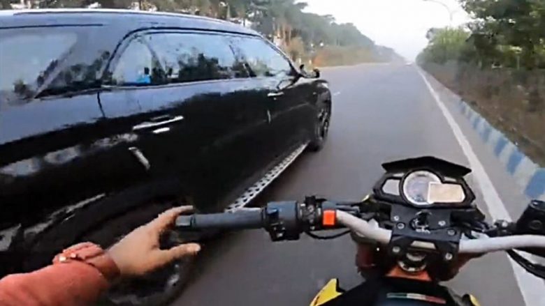 Motoçiklisti i bërtiti shoferit që papritur e ngadalësoi shpejtësinë, më pas e kuptoi gabimin e tij në rrugën e vështirë