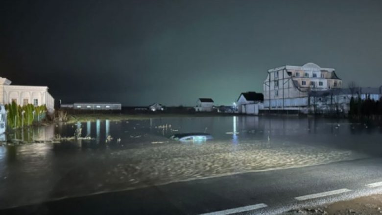 Reshjet e mbrëmshme të shiut, vetura fundoset në afërsi të Ferizajt