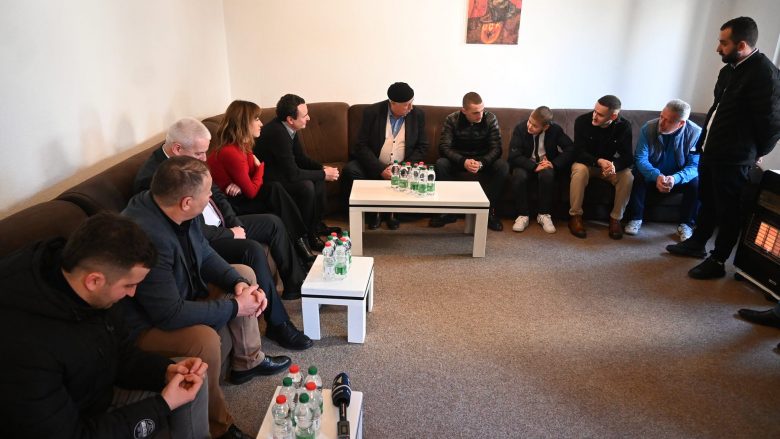 Kurti me ministra vizitoi familjet e dy dëshmorëve në Vushtrri: Me Afrimin e Enverin, festat e fundvitit do të ishin më të plota