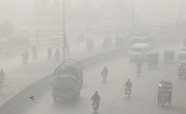 Pakistani përdor shiun artificial për të luftuar ndotjen e ajrit