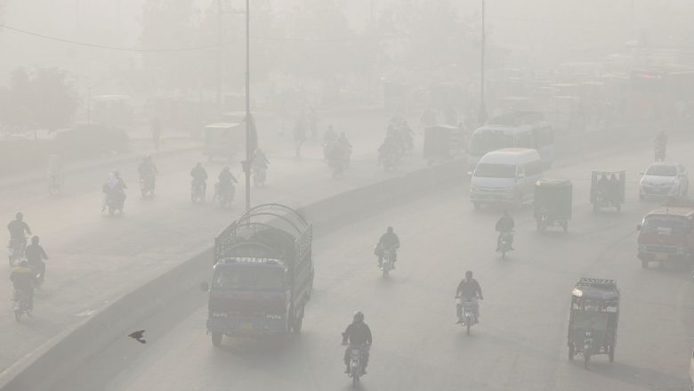 Pakistani përdor shiun artificial për të luftuar ndotjen e ajrit