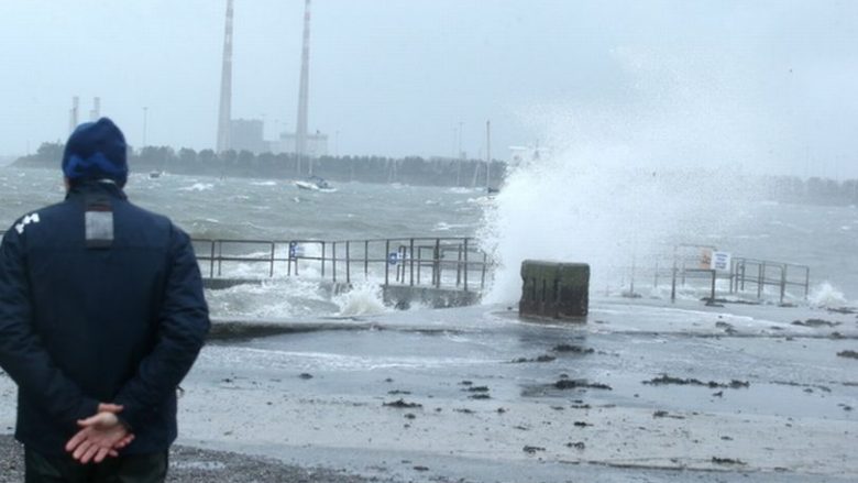 Rreth 50 fluturime të anuluara nga aeroporti i Dublinit – vendi është kapluar nga stuhia Isha