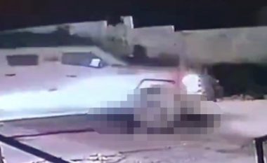 Pamjet që pretendohet se shfaqin ushtarët izraelitë duke kaluar me veturë sipër trupave të palestinezëve të vrarë