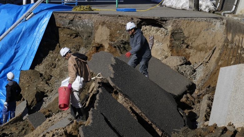 Shkon në 48 numri i viktimave pas tërmetit shkatërrues në Japoni, vështirësohet edhe puna e ekipeve të shpëtimit nga zjarret
