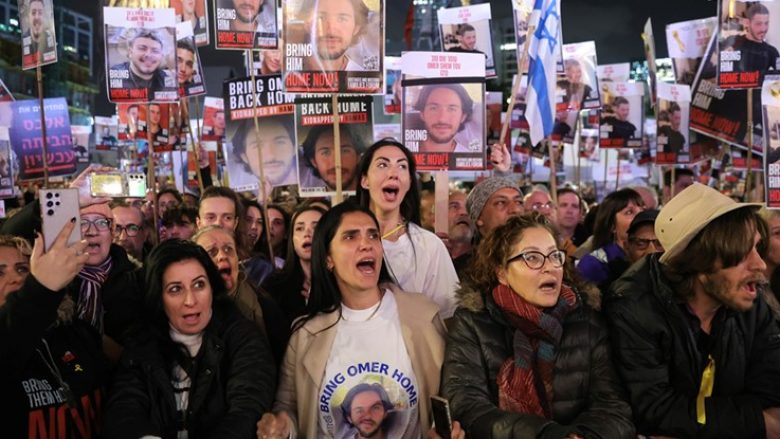 Qindra protestues kërkojnë dorëheqjen e Netanyahut në rrugët e Izraelit
