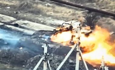 Me dronin 500 dollarësh, ukrainasit arrijnë të hedhin në erë tankun rus – nga shpërthimi i fuqishëm copëzat i fluturojnë