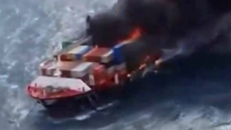 Dezinformimi, në rrjetet sociale po shpërndahet në masë të madhe videoja e rrejshme – pretendohet se shfaq sulmin mbi anijen amerikane