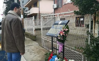 Gjashtë vite nga vrasja e Oliver Ivanoviqit – miqtë, familjarët e liderët e opozitës serbe ndezin qirinj në vendin ku u ekzekutua