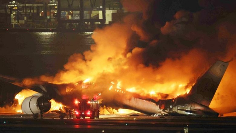 Humbin jetën pesë persona nga aeroplani i Rojeve Bregdetare, që u përplas me aeroplanin komercial në aeroportin e Tokios